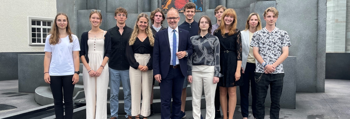Gruppenbild der gewürdigten Gymnasiastinnen und Gymnasiasten mit Regierungsrat Stefan Kölliker